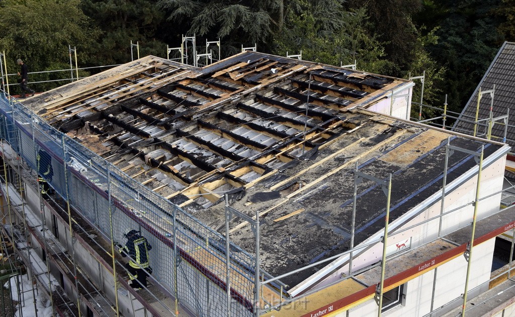 Dachstuhlbrand Koeln Poll Geislarerstr P668.JPG - Miklos Laubert